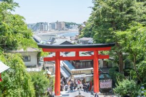 Giardino giapponese Gyokusen'inmaru con laghetto e ponti presso il Castello di Kanazawa, Giappone