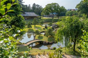 Giardino giapponese Gyokusen'inmaru con laghetto e ponti presso il Castello di Kanazawa, Giappone