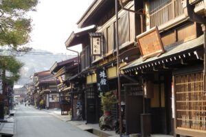 Case tradizionali in legno del centro storico di Sanmachi Suji a Takayama, regione dell'Hida, Giappone