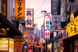 Insegne luminose dei ristoranti nel mercato di Ameyoko presso Okachimachi-Ueno, Tokyo, Giappone