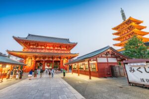 Porta Hōzōmon e pagoda a cinque piani del tempio Sensō-ji al tramonto, quartiere di Asakusa, Tokyo, Giappone