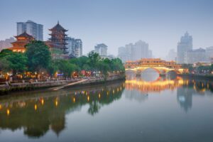 Ponte coperto Anshun illuminato sul fiume Jin all'ora blu, Chengdu, Cina