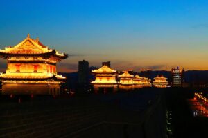 Torri delle antiche mura cittadine illuminate al tramonto, Datong, provincia dello Shanxi, Cina