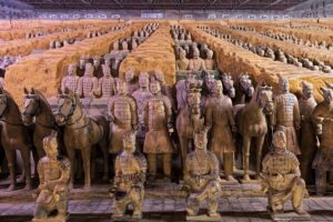 Schieramento di guerrieri e cavalli in terracotta dell'Esercito di Terracotta a Xi'an, provincia dello Shaanxi, Cina