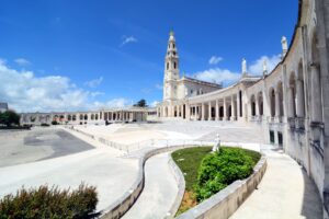 Il Santuario di Fatima in mattinata in una giornata di sole