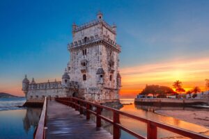 Torre di Belém sul fiume Tago al tramonto, Lisbona, Portogallo