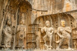 Statue buddhiste scolpite nella roccia delle Grotte di Longmen presso Luoyang, provincia dell'Henan, Cina