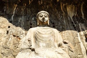 Grande Buddha Vairocana della Grotta di Fengxian alle Grotte di Longmen presso Luoyang, provincia dell'Henan, Cina