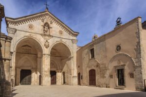 Facciata gotica del Santuario di San Michele Arcangelo a Monte Sant'Angelo, Gargano, Puglia, Italia