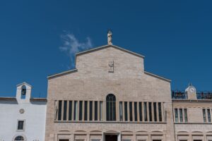 Facciata del Santuario di Santa Maria delle Grazie a San Giovanni Rotondo, Puglia, Italia