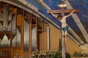 Crocifisso ligneo e organo a canne all'interno del Santuario di San Giovanni Rotondo, Puglia, Italia