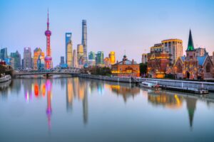 Skyline di Pudong con la Oriental Pearl Tower e la Shanghai Tower riflessi all'ora blu, Shanghai, Cina