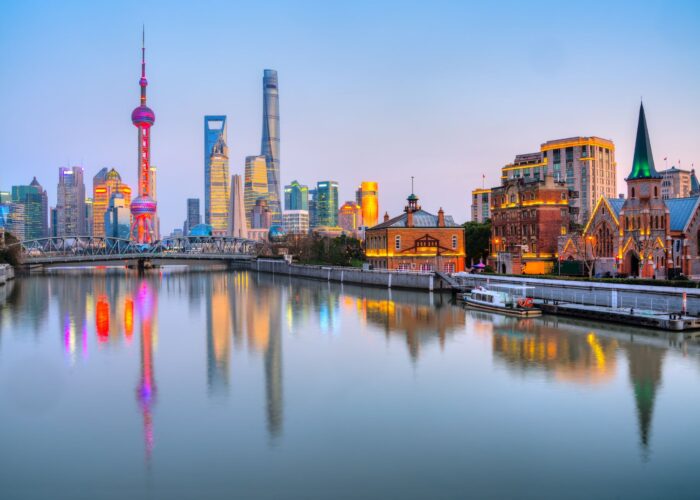 Skyline di Pudong con la Oriental Pearl Tower e la Shanghai Tower riflessi all'ora blu, Shanghai, Cina