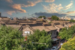 Tetti tradizionali in tegole grigie di un antico quartiere storico al tramonto a Xi'an in Cina