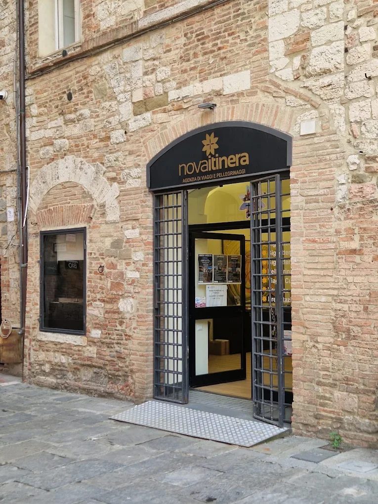 Ingresso dell'agenzia Nova Itinera in Via della Gabbia a Perugia