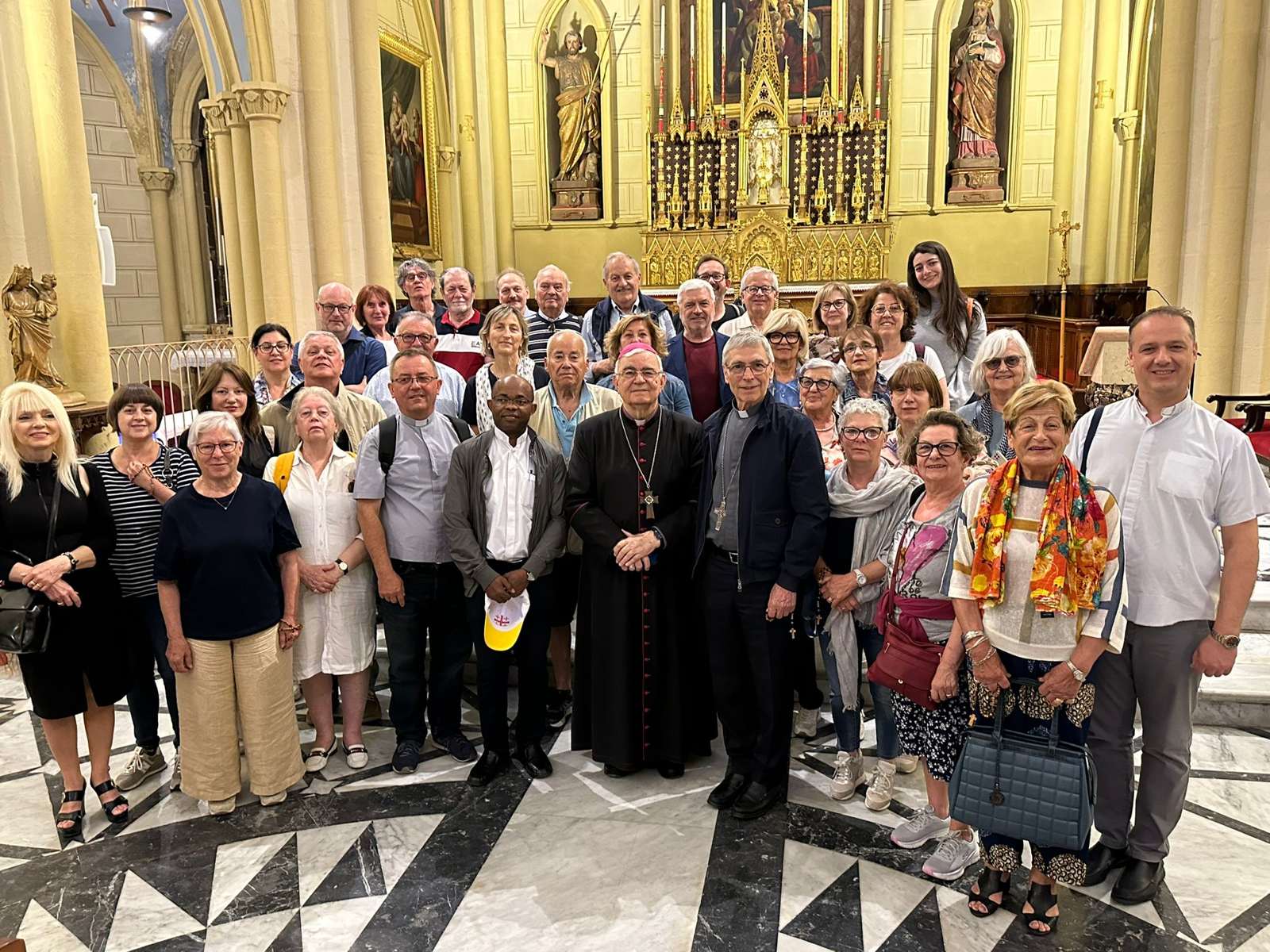 Gruppo di pellegrini con il vescovo durante un pellegrinaggio diocesano Nova Itinera