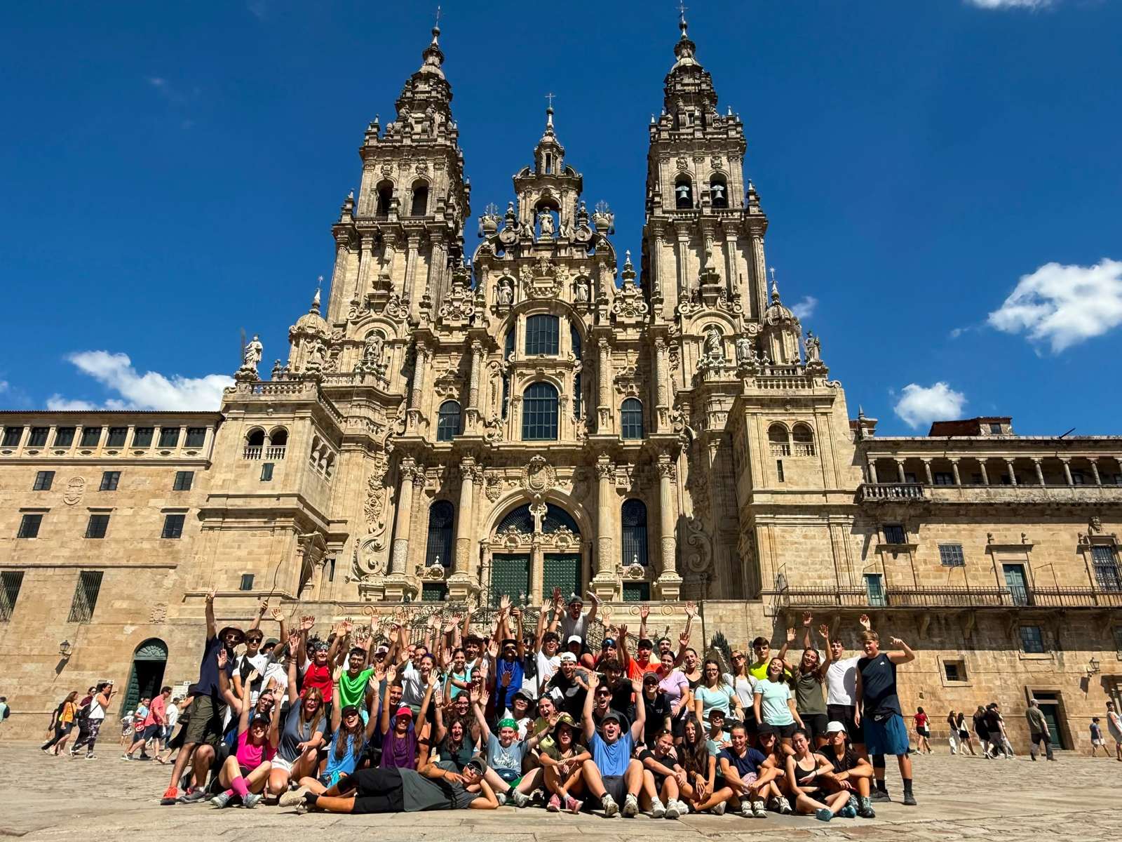 Gruppo di giovani pellegrini davanti alla Cattedrale di Santiago de Compostela