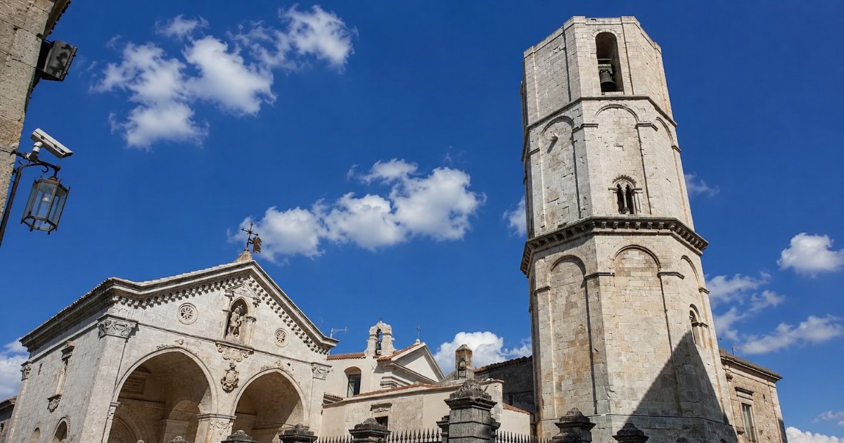 santuario-san-michele-arcangelo-monte-santangelo Santuario di San Michele Arcangelo a Monte Sant'Angelo, meta di pellegrinaggio sul Gargano