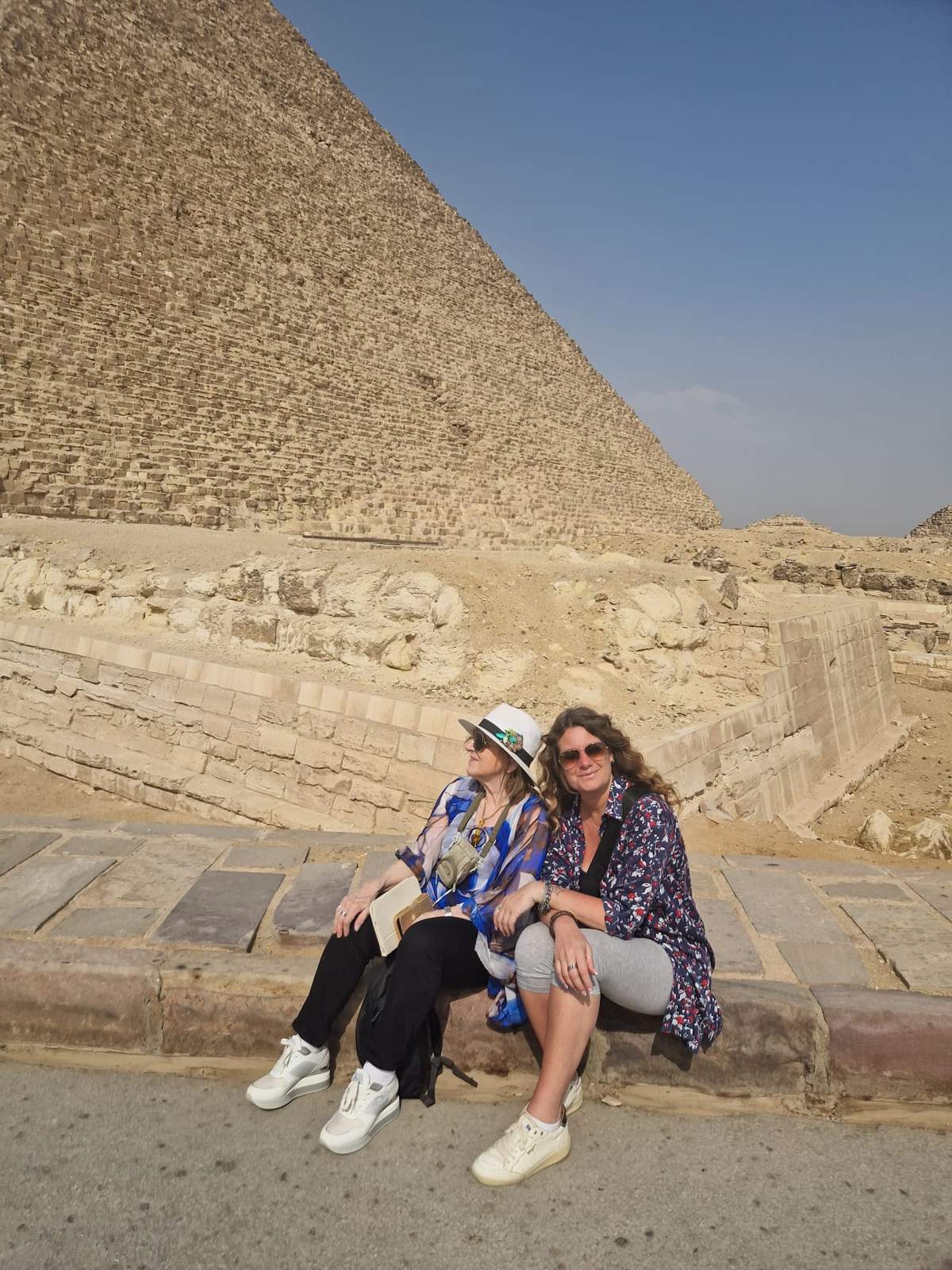 Viaggiatrici davanti alla Grande Piramide di Giza in Egitto