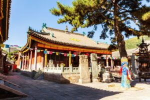 Padiglione di un tempio buddhista con bandiere di preghiera sul Monte Wutai, provincia dello Shanxi, Cina