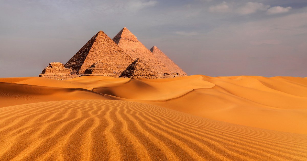 Le piramidi di Giza fra le dune del deserto, tappa del viaggio di Capodanno in Egitto
