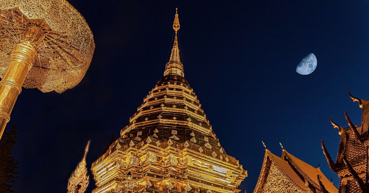 Il tempio del Doi Suthep illuminato di notte, sulla montagna che domina Chiang Mai